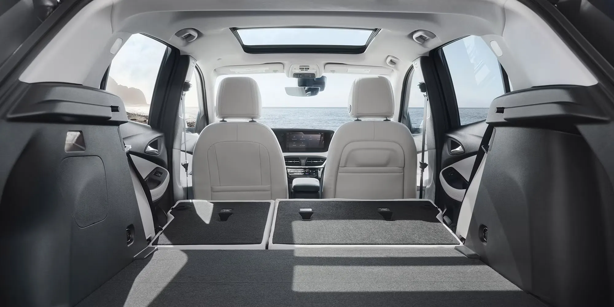 Espace de chargement du Buick Encore GX 2026 avec sièges arrière rabattus.