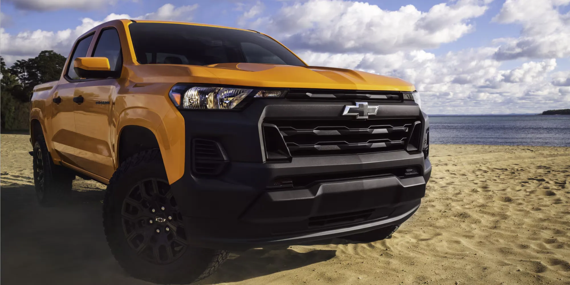 Chevrolet Colorado 2026 jaune stationné près d’une plage.