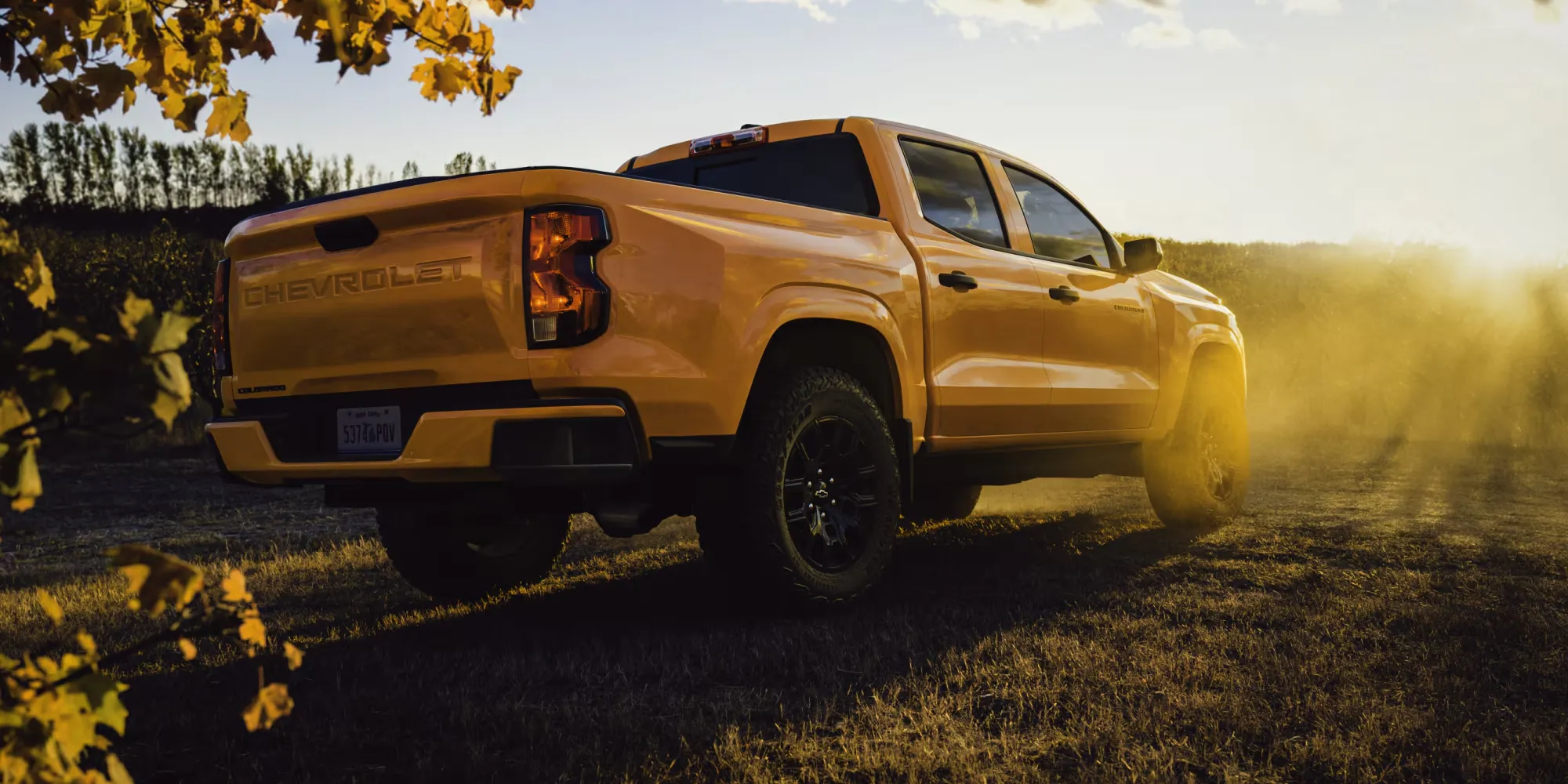 Chevrolet Colorado 2026 jaune vu de l’arrière au coucher du soleil.
