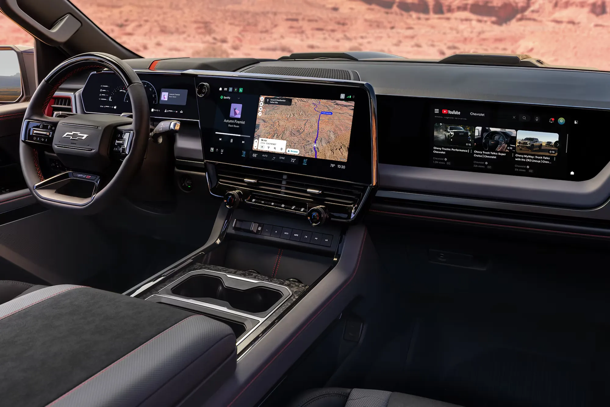 Habitacle technologique du Chevrolet Silverado 1500 2027 avec écrans panoramiques.