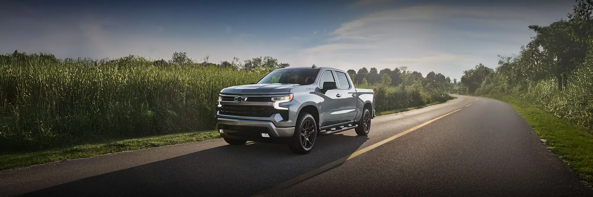 Chevrolet Silverado 1500 2027 argenté sur une route de campagne.