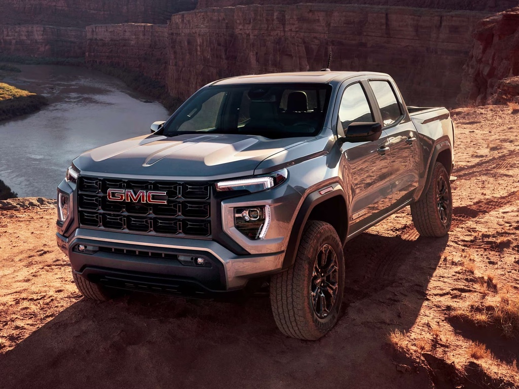 GMC Canyon 2025 gris surplombant un canyon, représentant un parfait équilibre entre style, puissance et maniabilité.