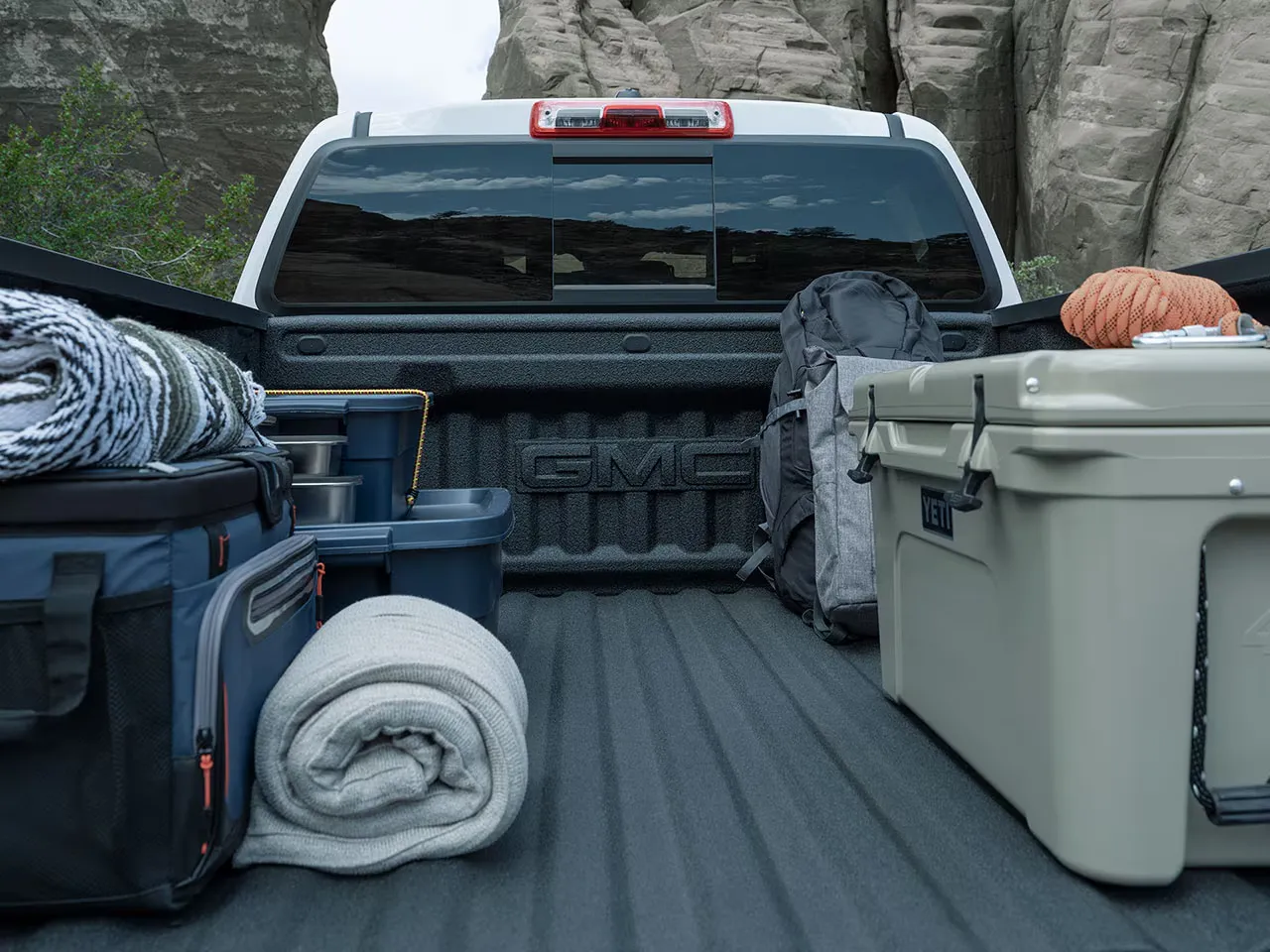 Caisse du GMC Canyon 2026 chargée d’équipement de plein air.