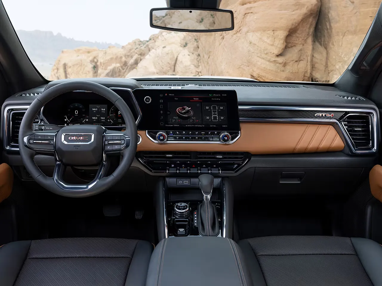 Habitacle du GMC Canyon 2026 avec écran central et garnitures brunes.
